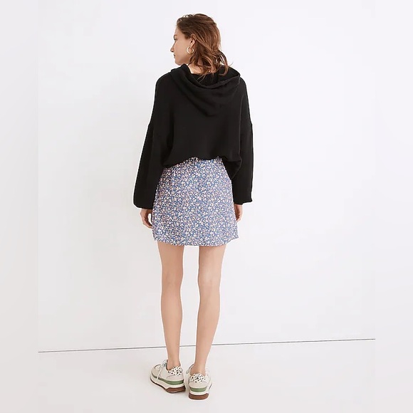 Madewell flower skirt with back zipper and side buttons size 6. - Picture 3 of 10